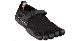 Entdecken sie die komplette balenciaga frühling/sommer 2021 kollektion bei mybestbrands. Werden Balenciaga Zehenschuhe Das Neue It Piece Des Jahres