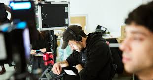 BEHIND THE SCENES: JAHRE, DIE KOMMEN, JAHRE DIE GEHEN (AT) wurde in 30  Drehtagen an 34 Locations in Berlin & Brandenburg mit 30 Darsteller*innen &  180 Kompars*innen bei Schnee & Eis mit