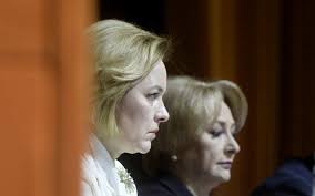 Din secretară la o şcoală generală în videle, carmen dan a fost promovată de fostul lider psd liviu dragnea în funcţia. Si Carmen Dan Si A Gasit Salariu Gras La Fel Ca Dancila Fostul Ministru De Interne Al Lui Dragnea A Fost Angajata De Uniunea Notarilor Publici Aktual24