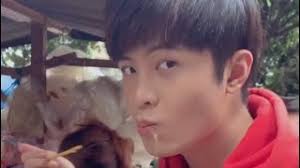 Gin Tuấn Kiệt lén đi mua bánh tráng trộn lề đường thì bất ngờ bị khán giả  phát hiện và cái kết