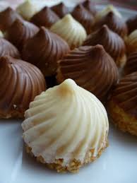 Tourbillons Sables En Coque De Chocolat Delices A La Carte By Bene Aperitif Sucre Recette Gateau Oriental Recette Calisson