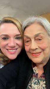 Ayer se nos fue, tranquila y en paz como siempre vivió, mi tía María Elena  Curiel de Branger. El año pasado la fuimos a ver en San Cristóbal y fue una  auténtica felicidad haber estado con ella. ¡Hasta ...