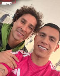 Penélope Cruz viendo a su Real Madrid 🤩 🤍 La alegría de la actriz 🇪🇸 al  verse en las pantallas del Clásico.