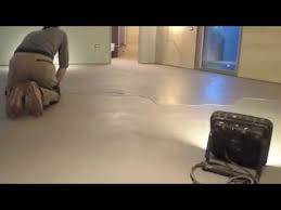 Esistono in commercio prodotti a base di cemento perfettamente adatti anche ad ambienti interni, andando a realizzare un fondo. Posa Pavimento Cemento Spatolato Pancotti Superfici Youtube