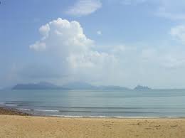 Tapi pantai pasir hitam di pantai utara langkawi memiliki daya tarik yang misterius. Pantai Pasir Tengkorak Langkawi Cityseeker