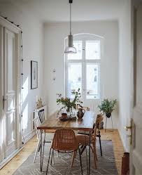Minimalist Mid Century Modern Dining Room Decor With Mismatched Chairs Homedecor D Dining Room Decor Modern Mid Century Modern Dining Room Modern Dining Room