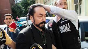 Birçok suçtan 9 bin 803 yıl 6 ay hapis cezasına çarptırılmıştır. Turkei Evolutionsleugner Adnan Oktar Erneut Angeklagt Panorama Sz De