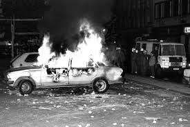 Vor 30 jahren kam es in berlin zum ersten mal zu einem linken gewaltexzess am tag der arbeit. Die Lange Nacht Der Anarchie 30 Jahre 1 Mai 1987 Zitty