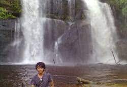 Air terjun jumog memiliki pesona keindahan yang luar biasa dari air terjunnya, ketika dilihat dari jauh air terjun ini seperti memiliki 2 aliran air, karena inilah. Gze Qy3rv2a2xm