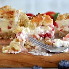 Nah, kali ini kita coba, yuk, kreasikan bolu kukus chocolatos no mixer no oven sendiri di rumah. Cooking With Manuela Strawberry And Cream Bars