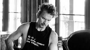 El icónico ricardo arjona presentará este 10 de abril su concierto virtual 'hecho a la antigua', en el que se estima un registro de hasta 200.000 personas. Ricardo Arjona Ofrecera Hecho A La Antigua Un Show Por Streaming Desde Guatemala Xoxo News Noticias