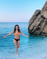 Українська реперка alyona alyona, яка нещодавно потрапила на сторінки відомого американського видання vogue, вирішила влаштувати собі відпустку й відпочити від насичених музичних буднів. Alena Shoptenko Poziruet V Soblaznitelnom Kupalnike Foto Zvezdnaya Zhizn 1 1