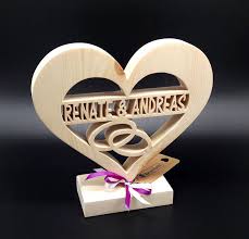 Sie sind dabei ihre hochze. Zirben Holz Herz Mit Namen Des Brautpaares Als Einzigartige Geschenkidee Zur Hochzeit Geschenk Hochzeit Hochzeitsgeschenke Ideen Geschenke