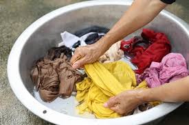 Sie bekommen eine anleitung, wie sie weiße. Deoflecken Entfernen Tipps Mittel Bei Weisser Und Dunkler Kleidung