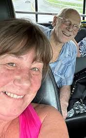 Evelyn Knott's Instagram, Twitter & Facebook