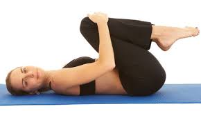 Sentado en el suelo con las piernas estiradas hacia adelante, llevar el torso hacia abajo y tocarse la punta de los pies. Zona Lumbar Los Mejores Ejercicios 2019