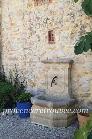 Nous avons aussi la possibilité de créer sur mesure et selon vos critères la fontaine de vos rêves. Idee De Fontaine Traditionnelle Adossee A Un Mur En Pierre Seche Une Creation Provence Retrouvee Idees De Fontaine Fontaine De Jardin Fontaine Murale