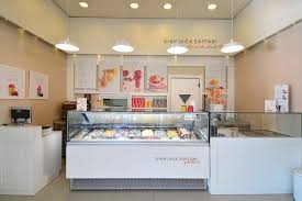Boutique Glacier Avec Presentoir Refrigere Simple Et Elegant Ice Cream Shop Ice Cream Business Bakery Decor