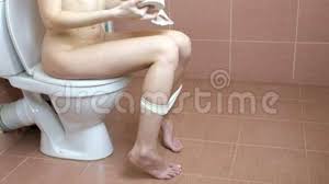 Read our guide to find the best ones. Junge Frau Die In Der Hand Auf Toilette Im Badezimmer Und Im Nehmentoilettenpapier Sitzt Der Gebrauch Von Der Toilette Stock Video Video Von Bequemlichkeit Gesundheitlich 108979705
