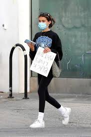 Madison Beer Carries A Handmade Black Lives Matter Sign In 2020 Madison Beer Outfits Beer Outfit Madison Beer
