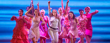 Il più celebre musical globale visto da oltre 60 milioni di spettatori in più di 440 città, dal a 10 anni dal film con meryl streep, torna in scena in italia la nuovissima versione del musical. Einfach Wow Das Musical Mamma Mia Familienschatz At