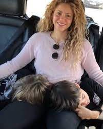 Vote for your favorite hair and makeup look! Shakira Without Makeup Shared A Picture With Children Theplace