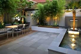 Taman dengan jalan setapak yang cantik. Gambar Taman Rumah Tinggal Simomot