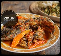 Mangut lele (foto dan resep milik akun instagram @ocha_chupid) cara membuat: Diah Didi S Kitchen Mangut Lele Goreng