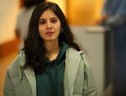 Oyuncu daha çok oyunculuğuyla gündemde yer almaktadır. Kardeslerim In Kadir I Halit Ozgur Sari Bakin Kac Yasindaymis