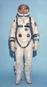 Ein an den anzug angeschlossenes oder in den anzug eingebautes sauerstoffgerät entfernt das. Gemini Raumanzug Wikipedia