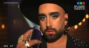 Thomas Guzmán se lució en La Voz Argentina con su canto, su historia de  vida y su look único