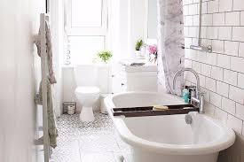 Model kamar mandi hotel berbintang dengan keramik lantai yang cantik. 8 Desain Yang Buat Kamar Mandi Ukuran 1 X 2 Terlihat Luas