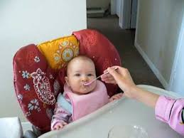 Il tient de mieux en mieux sa tête, tout comme il la soulève de plus en a 4 mois, les siestes de bébé sont de plus en plus longues. Rose 4 Mois Mange Pour La Premiere Fois Youtube