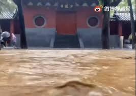 2021年7月河南暴雨，是指2021年7月17日以来中华人民共和国 河南省 郑州、漯河、开封、新乡等地暴发的持续性强降水天气。 其中郑州最大小時雨量（201.9毫米）和24小时雨量（622.7毫米）均打破了该市气象台1951年设立以来的纪录 。 暴雨使鄭州地鐵5號線发生12人遇难的淹水事故 。 Rztor8 Gntn Km