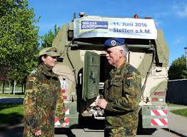 Annika schleu in tränen aufgelöst, ihr pferd saint boy will nicht auf den parcours. Kommandantin Moller Und Oberstarzt Hansjorg Friedrich Freuen Sich Auf Viele Besucher Am Tag Der Bundeswehr Schwarzwalder Bote