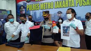 Video viral tiktok india bangladesh memang saat ini tengah menjadi perbincangan hangat di media sosial nah, bagi kalian yang ingin tahu informasinya akan admin bahas di bawah. Polisi Wanita Mesum Di Halte Di Senen Bukan Psk Tapi Terima Rp 22 Ribu