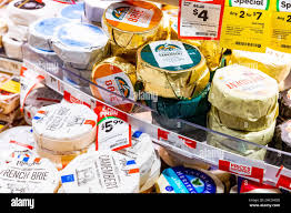 Brie- und Camembert-Käse von Mon Ami, President, South Cape, in einem  australischen Supermarkt in Sydney ausgestellt, gekühlter Bereich  Stockfotografie