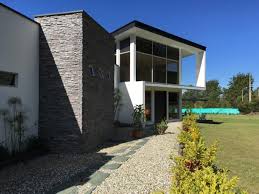 Si no tienes la oportunidad de visitar la vivienda en diferentes franjas del día, es muy importante que preguntes al actual dueño sobre la cantidad de luz natural que entra en el interior. Consejos Para Comprar Una Casa En Colombia Con Garantias