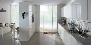 Separation D Espaces Par Meubles Haut Cuisine Design Blanche Laquee Flash But Amenagement De La Cuisine Cuisine Moderne Blanche Cuisine Moderne