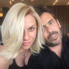 We did not find results for: Katerina Karabatoy Mas Deixnei To Neo Xrwma Sta Mallia Ths Kai To Neo Ths Kimono Fwtografies
