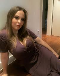 Regina Halmich - Na, habt ihr schöne Feiertage? Also wir haben im kleinen Kreis der Familie gefeiert mit gutem Essen, schöner Weihnachtsdeko und guter Laune. Nun bin ich vollgefuttert u lasse den