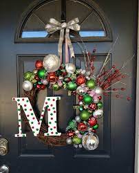 Cette couronne de porte est fabriquée en sapin artificiel, boules plastiques et rubans de satin. Decoration Noel Pour La Porte D Entree Avec Couronne Composee De Boules Et Lettre Monogramme Decoration Noel Deco Noel Noel