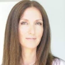 Julie Piatt's Instagram, Twitter & Facebook