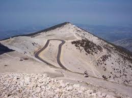 Mont ventoux, at 1912m, is the highest mountain in provence and due to its isolation from other mountains of similar size, it's by far the most prominent geographical feature in northern provence. Der Berg Ventoux Fuhrer Tourismus Urlaub