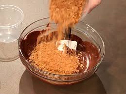 Carres De Chocolat Au Lait Ganache Croustillante Et Petillante Recette Chocolat Chocolat Au Lait Croustillant