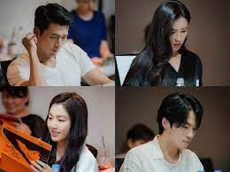Setelah crash landing on you melahirkan pasangan hyun bin dan son ye jin, kini dikabarkan kim jung hyun dan seo ji hye juga pacaran! Hyun Bin Son Ye Jin Kim Jung Hyun Seo Ji Hye And More Gather For Script Reading Of Upcoming Romance Drama Soompi