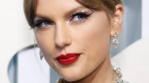 Small Details In Taylor Swift's Anti-Hero Video That Only Superfans Caught