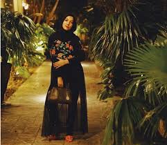 Unsur jepang kami imbuh karena memiliki citra aktif, praktis, dan simple, sama dengan garis desain kami. kami juga memiliki visi yang sama, untuk lebih memudahkan para hijabers mendapatkan baju olah raga yang cocok dan trendy, tambahnya. Office Look Serba Hitam Ala Desainer Jenahara Nasution Modis Banget Okezone Lifestyle