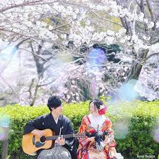 愛知ロケーション前撮り もう桜はとっくに 散っちゃいましたが まだまだ紹介しきれていない 桜前撮りがたくさん よかったらご覧ください笑 桜の下で歌う新郎さん いい歌声だったなぁ 僕も歌が得意な方なので 一緒に歌いながら 撮影しましたよ 自由自在バンプの