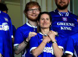 Sei es mit seinem team ipswich town, dessen trikot. Reaction Ed Sheeran Being Announced As Sponsor For Ipswich Town Football Club Indy100